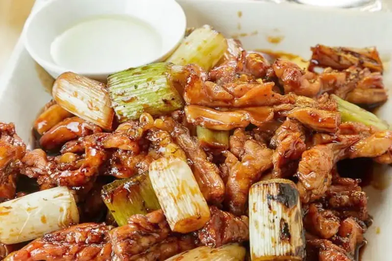 豪快に味わう炭火仕上げの逸品とお酒